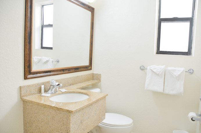 Imagen de la habitación del Hotel La Bella Oceanfront Inn. Foto 16