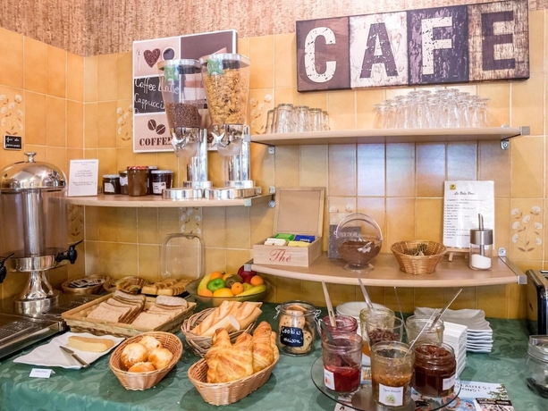 Imagen del bar/restaurante del Hotel La Belle Poule. Foto 10