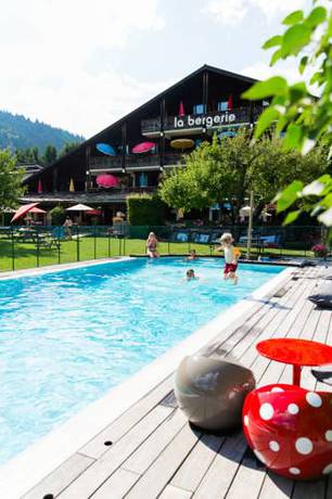 Imagen de la piscina del Hotel La Bergerie, Alpes Franceses. Foto 2
