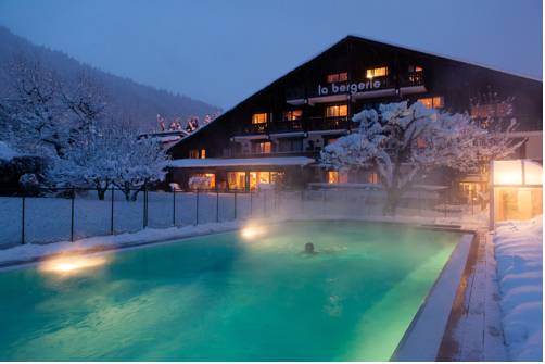 Imagen de la piscina del Hotel La Bergerie, Alpes Franceses. Foto 3