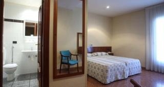 Imagen de la habitación del Hotel La Bilbaina, Vitoria. Foto 7