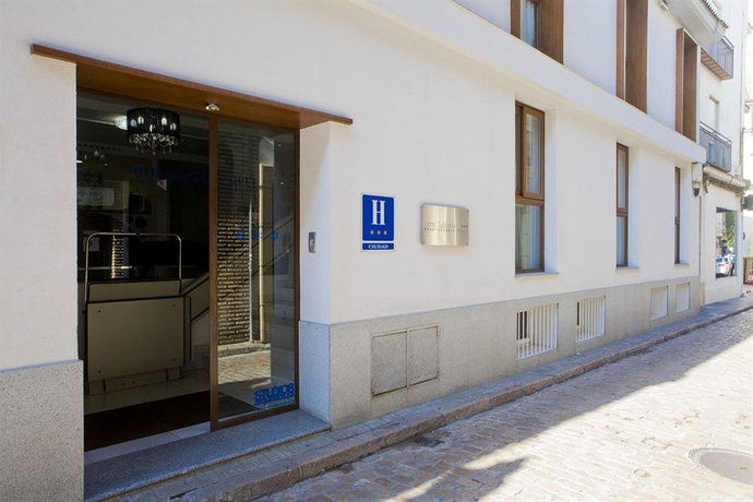 Imagen de los exteriores del Hotel La Boutique Puerta Osario. Foto 11