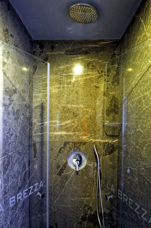 Imagen de los exteriores del Hotel La Brezza Suite and. Foto 14
