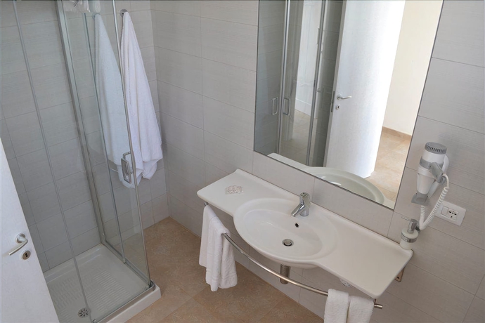 Imagen de la habitación del Hotel La Brunese. Foto 10