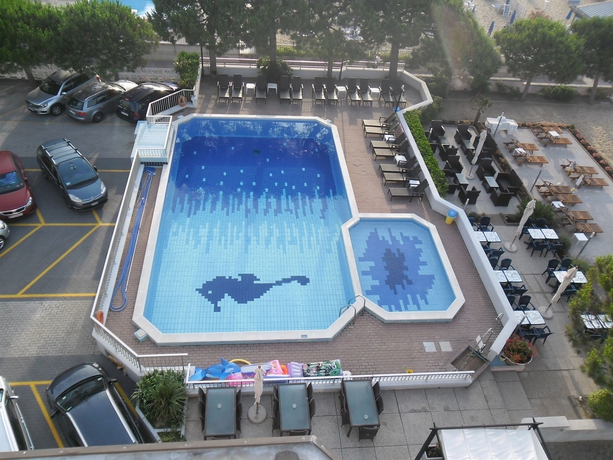 Imagen de la piscina del Hotel La Bussola, Lido Di Jesolo. Foto 12