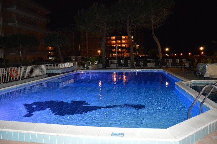 Imagen de la piscina del Hotel La Bussola, Lido Di Jesolo. Foto 13