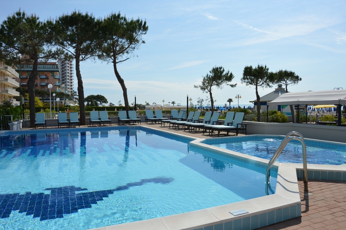 Imagen de la piscina del Hotel La Bussola, Lido Di Jesolo. Foto 14