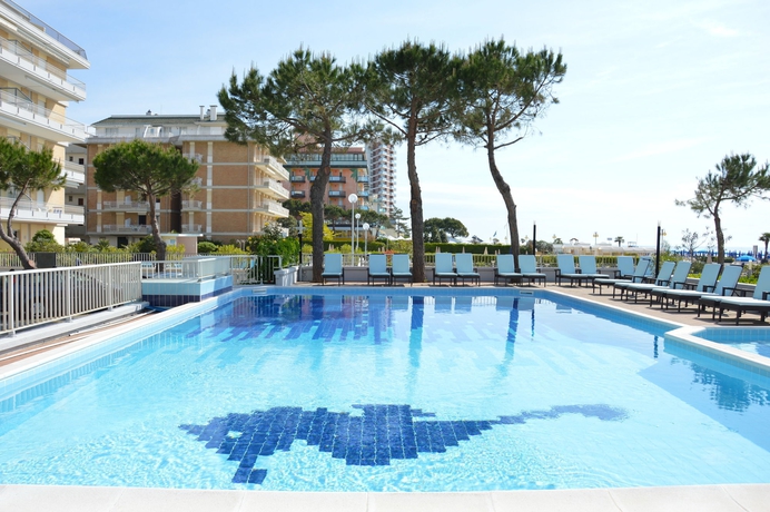 Imagen de la piscina del Hotel La Bussola, Lido Di Jesolo. Foto 15