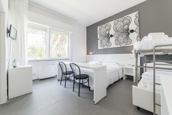 Imagen de la habitación del Hotel La Bussola, Marina di Massa. Foto 11