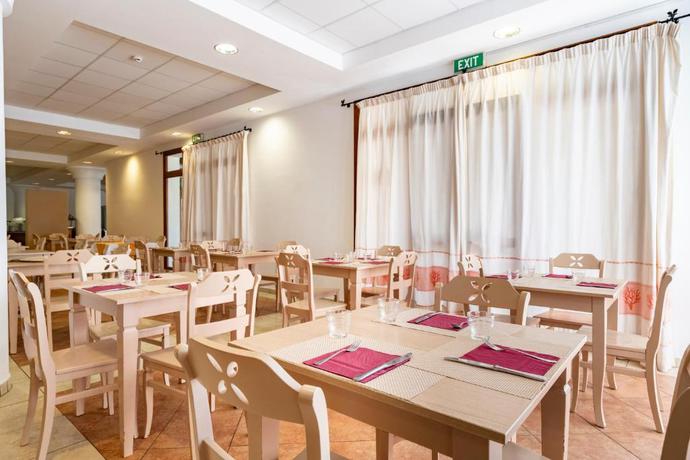 Imagen del bar/restaurante del Hotel La Caletta Village. Foto 2