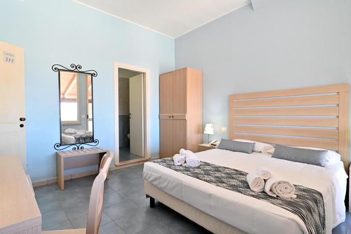Imagen de la habitación del Hotel La Caletta Village. Foto 3