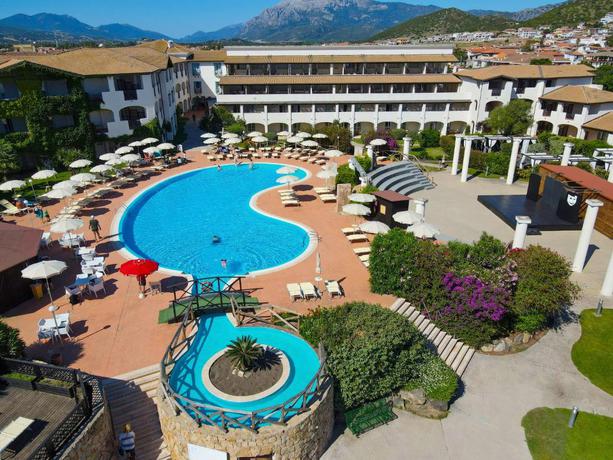 Imagen de la piscina del Hotel La Caletta Village. Foto 8