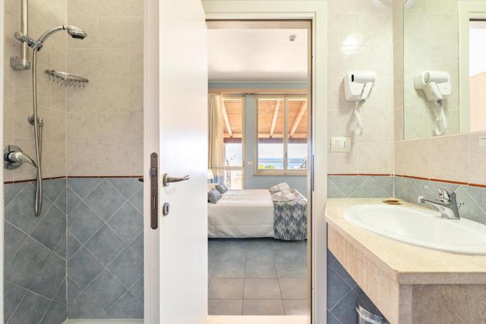 Imagen de la habitación del Hotel La Caletta Village. Foto 5
