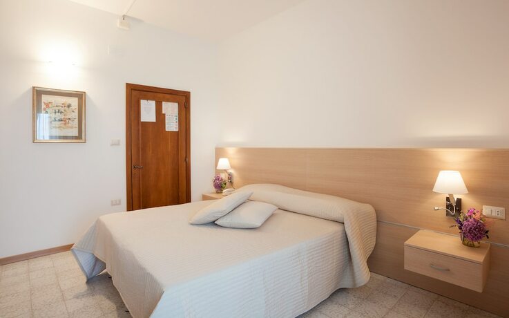 Imagen de la habitación del Hotel La Cantinella. Foto 18