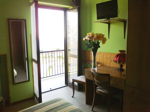 Imagen de la habitación del Hotel La Capannina, Massino Visconti. Foto 9