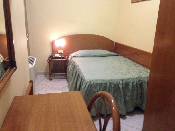 Imagen de la habitación del Hotel La Caravella, Mil&aacute;n. Foto 3
