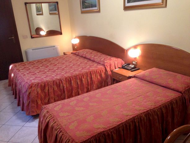 Imagen de la habitación del Hotel La Caravella, Mil&aacute;n. Foto 6
