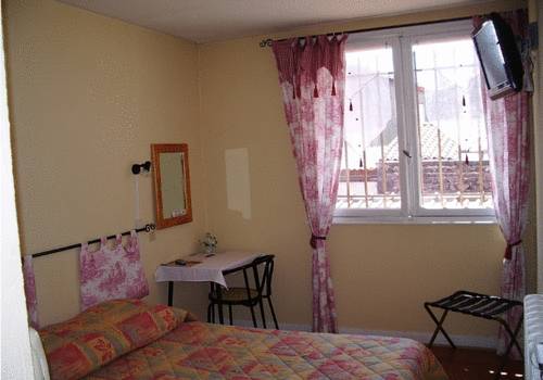 Imagen de la habitación del Hotel La Caravelle, Riom. Foto 3
