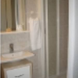 Imagen de la habitación del Hotel La Caravelle, Riom. Foto 6