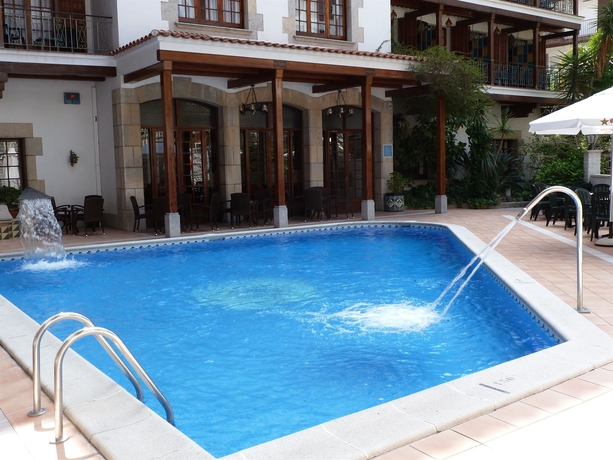 Imagen de la piscina del Hotel La Carolina. Foto 10