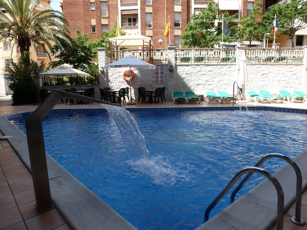 Imagen de la piscina del Hotel La Carolina. Foto 11