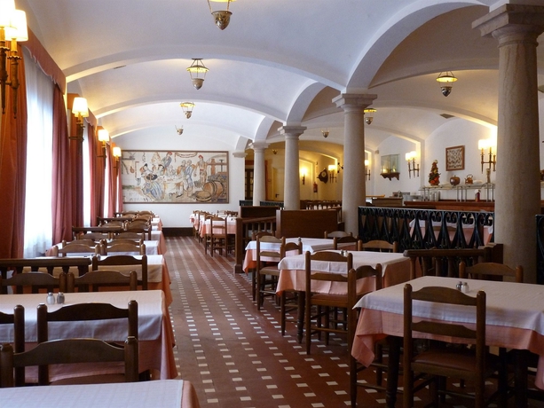 Imagen del bar/restaurante del Hotel La Carolina. Foto 2