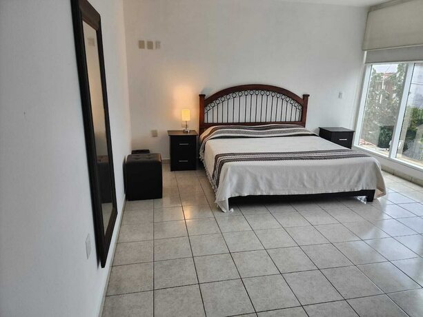 Imagen de la habitación del Hotel La Casa Blanca. Foto 20