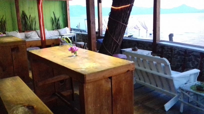 Imagen del bar/restaurante del Hotel La Casa Rosa Sa. Foto 2