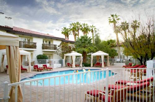 Imagen de la piscina del Hotel La Casa del Zorro. Foto 16