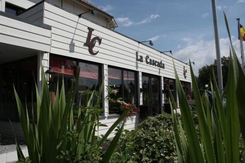 Imagen de los exteriores del Hotel La Cascada. Foto 8