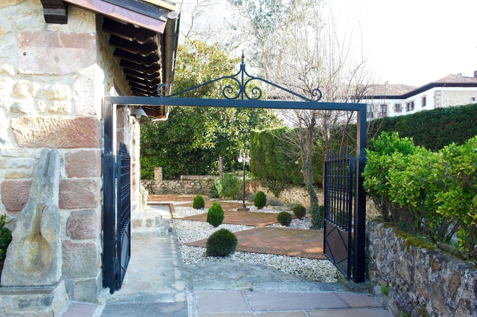 Imagen de los exteriores del Hotel La Casona De Revolgo. Foto 9