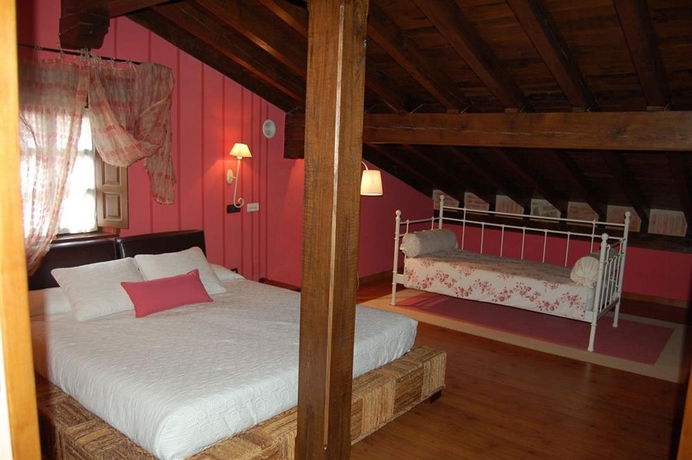 Imagen de la habitación del Hotel La Casona De Revolgo. Foto 3