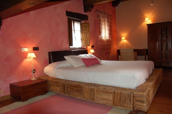 Imagen de la habitación del Hotel La Casona De Revolgo. Foto 4