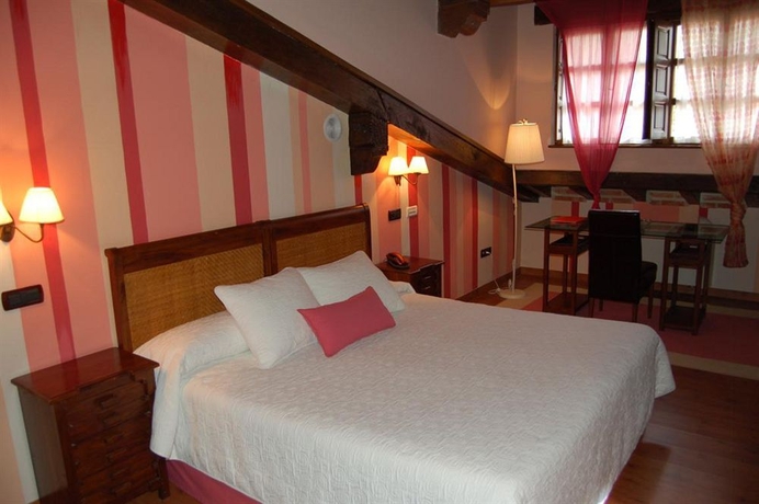Imagen de la habitación del Hotel La Casona De Revolgo. Foto 5