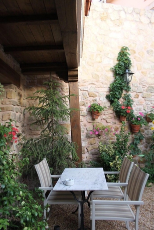 Imagen de los exteriores del Hotel La Casona de Luc&iacute;a. Foto 8