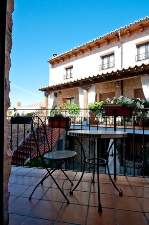 Imagen de los exteriores del Hotel La Casona de Luc&iacute;a. Foto 9