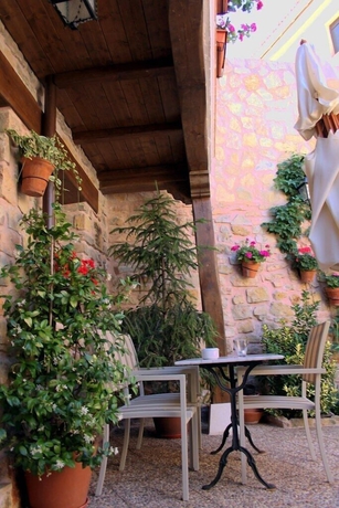 Imagen de los exteriores del Hotel La Casona de Luc&iacute;a. Foto 10