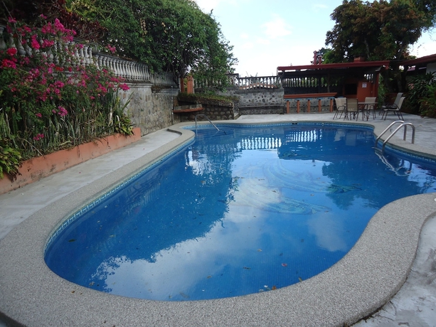 Imagen de la piscina del Hotel La Catalina and Suites. Foto 17