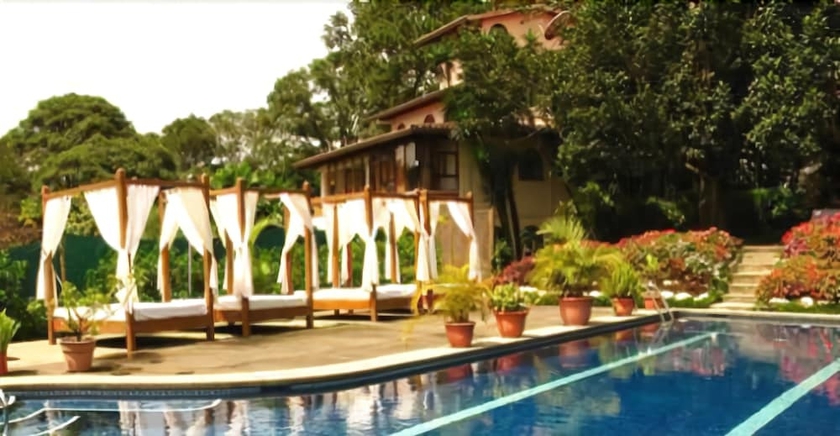 Imagen de la piscina del Hotel La Catalina and Suites. Foto 19