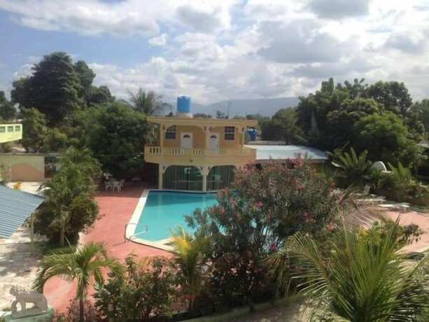 Imagen de la piscina del Hotel La Cayenna H&ocirc;tel et Restaurant. Foto 19