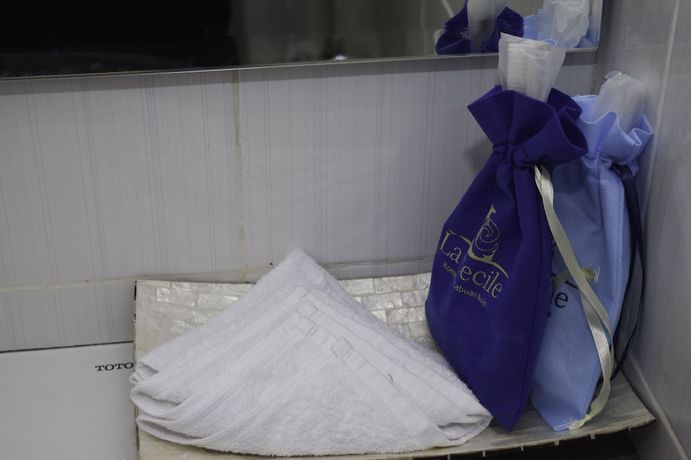 Imagen de la habitación del Hotel La Cecile and Cafe Komodo. Foto 5