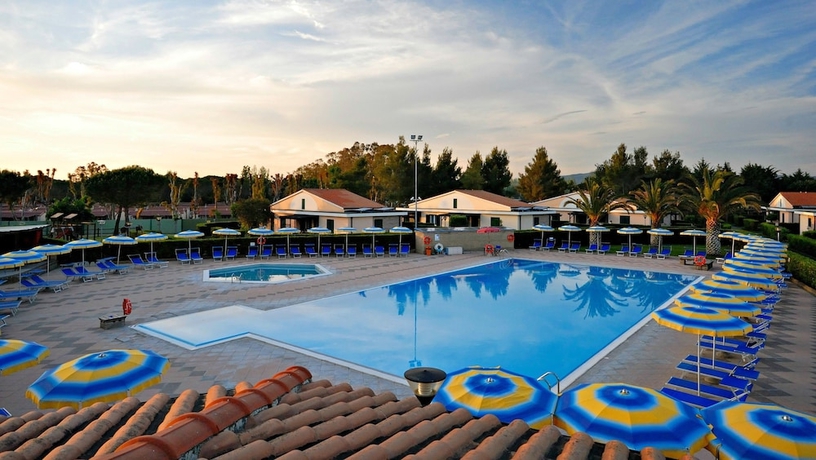 Imagen de la piscina del Hotel La Cecinella Apartments. Foto 17