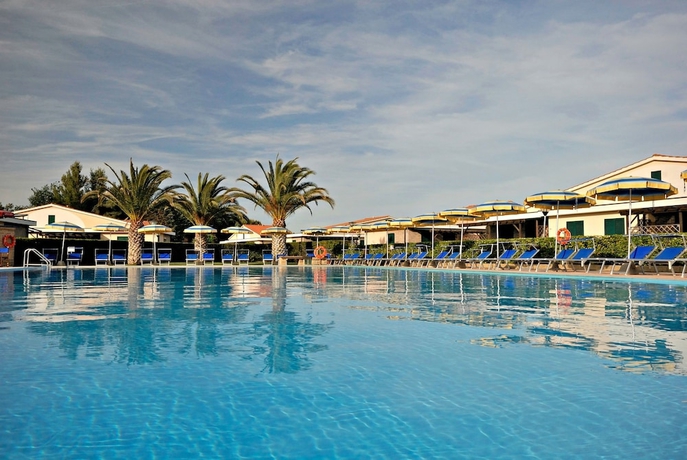 Imagen de la piscina del Hotel La Cecinella Apartments. Foto 19