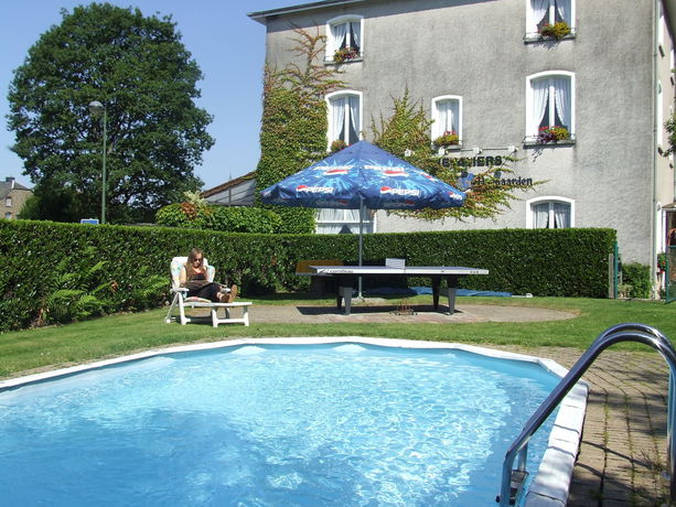 Imagen de la piscina del Hotel La Châtelaine and Aux Chevaliers. Foto 11