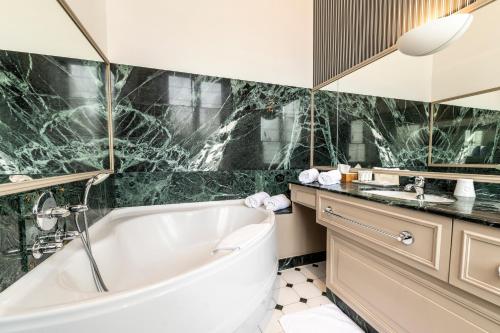 Imagen de la habitación del Hotel La Chapelle Saint - Martin Relais and Chateaux. Foto 3