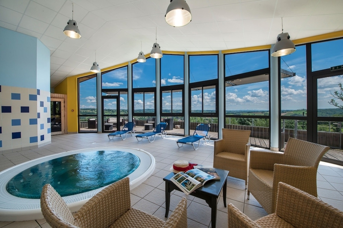 Imagen de la piscina del Hotel La Chataigneraie. Foto 18