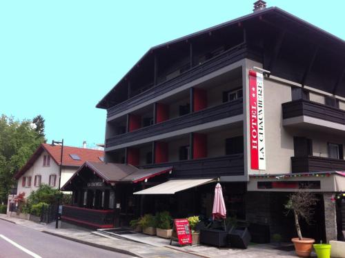 Imagen general del Hotel La Chaumière Garage Moto gratuit À 150 m de la gare SNCF et TMB. Foto 1