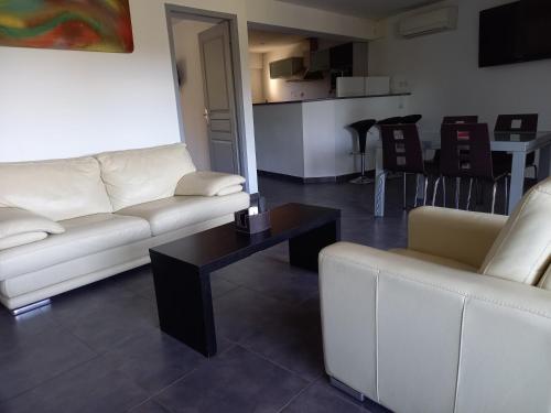 Imagen de la habitación del Hotel La Ciotat Le Saint Est&egrave;ve. Foto 17