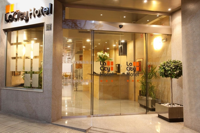 Imagen de los exteriores del Hotel La City Estación. Foto 6
