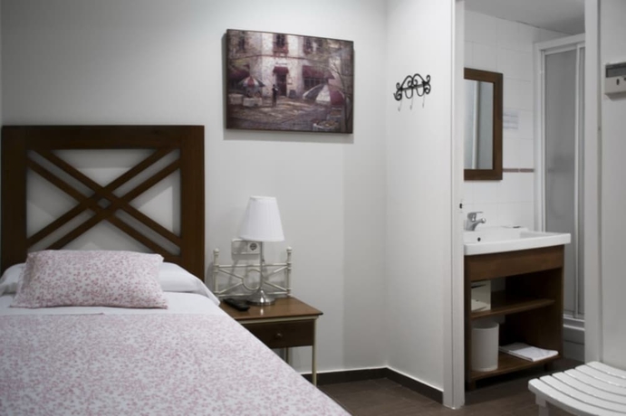 Imagen de la habitación del Hotel La Ciudadela. Foto 8